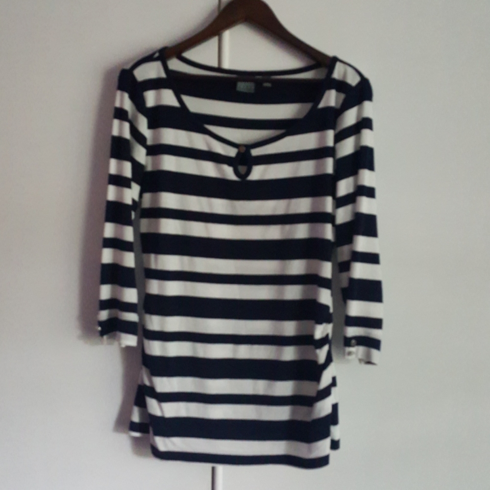 New York & Co., Black / White Key Hole Top - Picture 2 of 6
